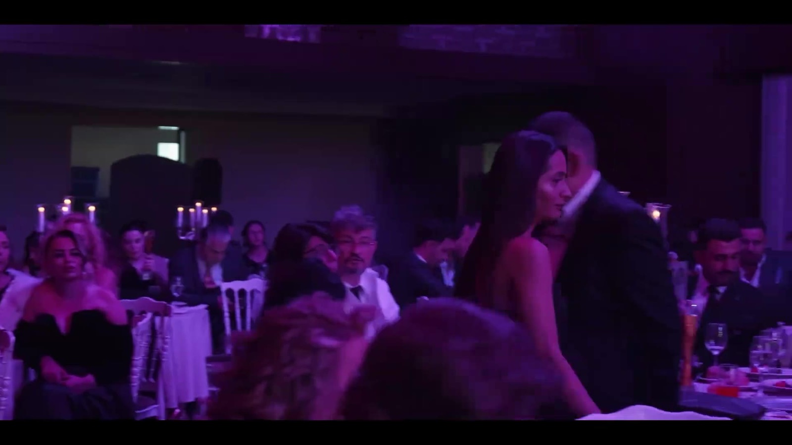 Gala salonunda davetliler — kırmızı halı sonrası akşam yemeği