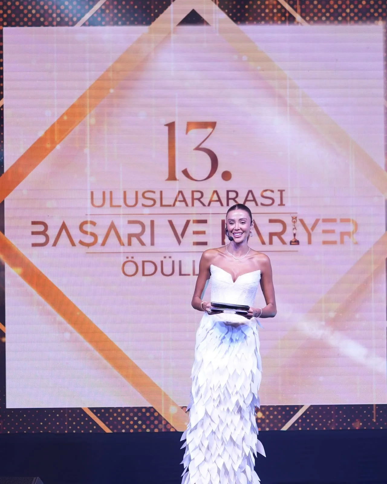 Uluslararası Başarı ve Kariyer Ödülleri sahnesi — Özge Ulusoy ödül takdiminde